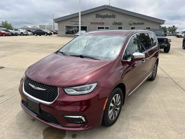 Used 2022 Chrysler Pacifica Limited FWD image 3