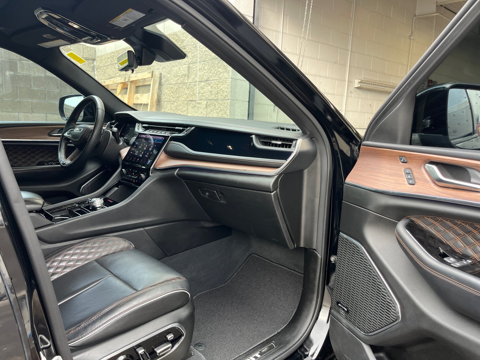Used 2023 Jeep Grand Cherokee Summit w/ Adv Protech Group IV AWD/4WD image 27