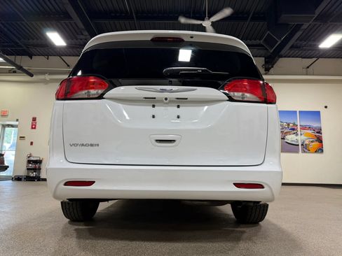 Used 2020 Chrysler Voyager LX FWD image 18