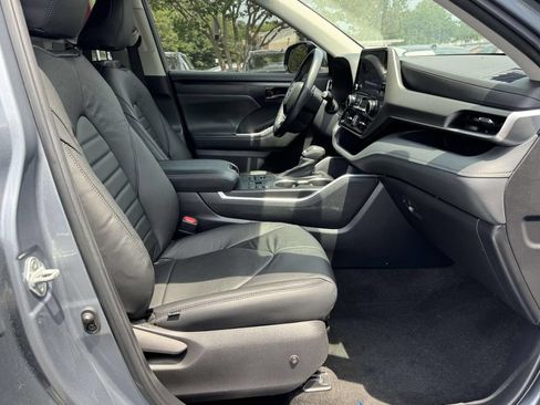 Used 2023 Toyota Highlander LE AWD/4WD image 15