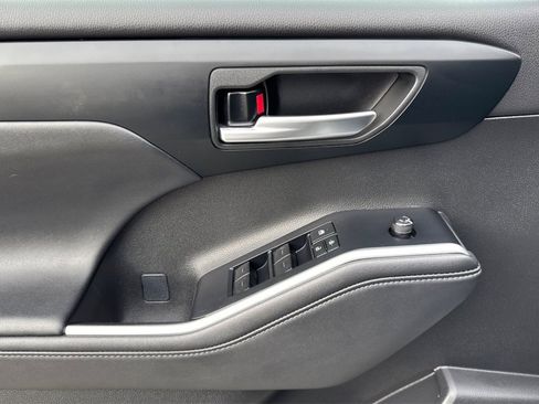 Certified 2025 Toyota Highlander XLE image 10