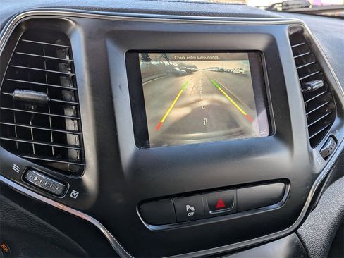 Used 2019 Jeep Cherokee Latitude Plus w/ Cold Weather Group image 14