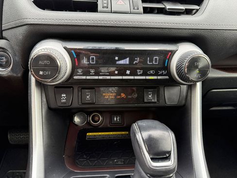 Used 2019 Toyota RAV4 Limited FWD image 32