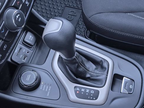 Used 2015 Jeep Cherokee Latitude w/ Cold Weather Group AWD/4WD image 31