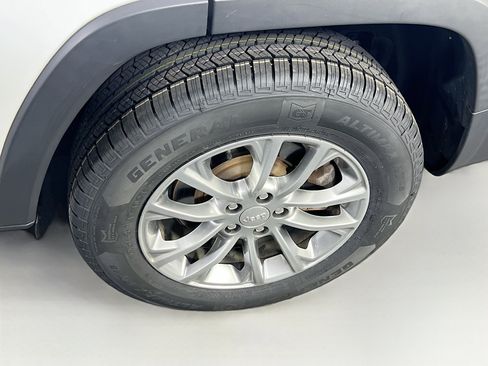 Used 2022 Jeep Cherokee Latitude Lux w/ Sun & Sound Group image 28