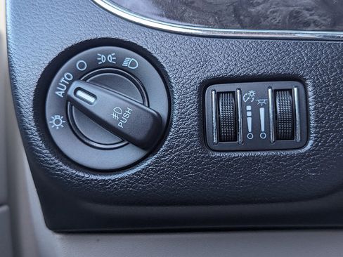 Used 2013 Chrysler Town & Country Touring image 29