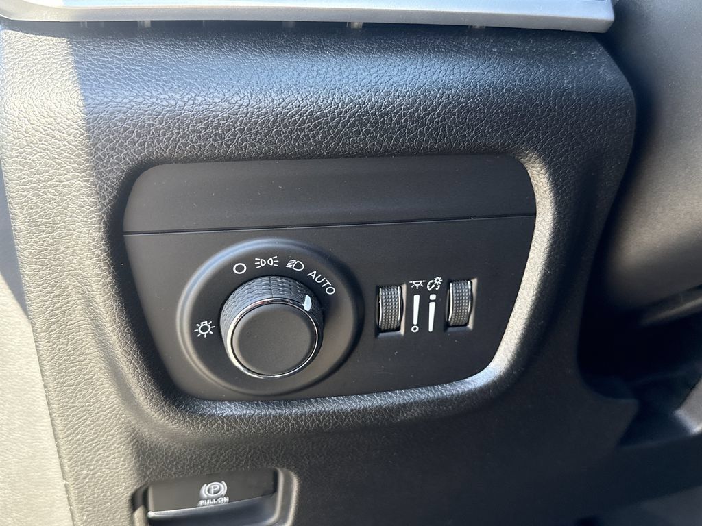 Used 2025 Jeep Grand Cherokee L Laredo RWD image 19