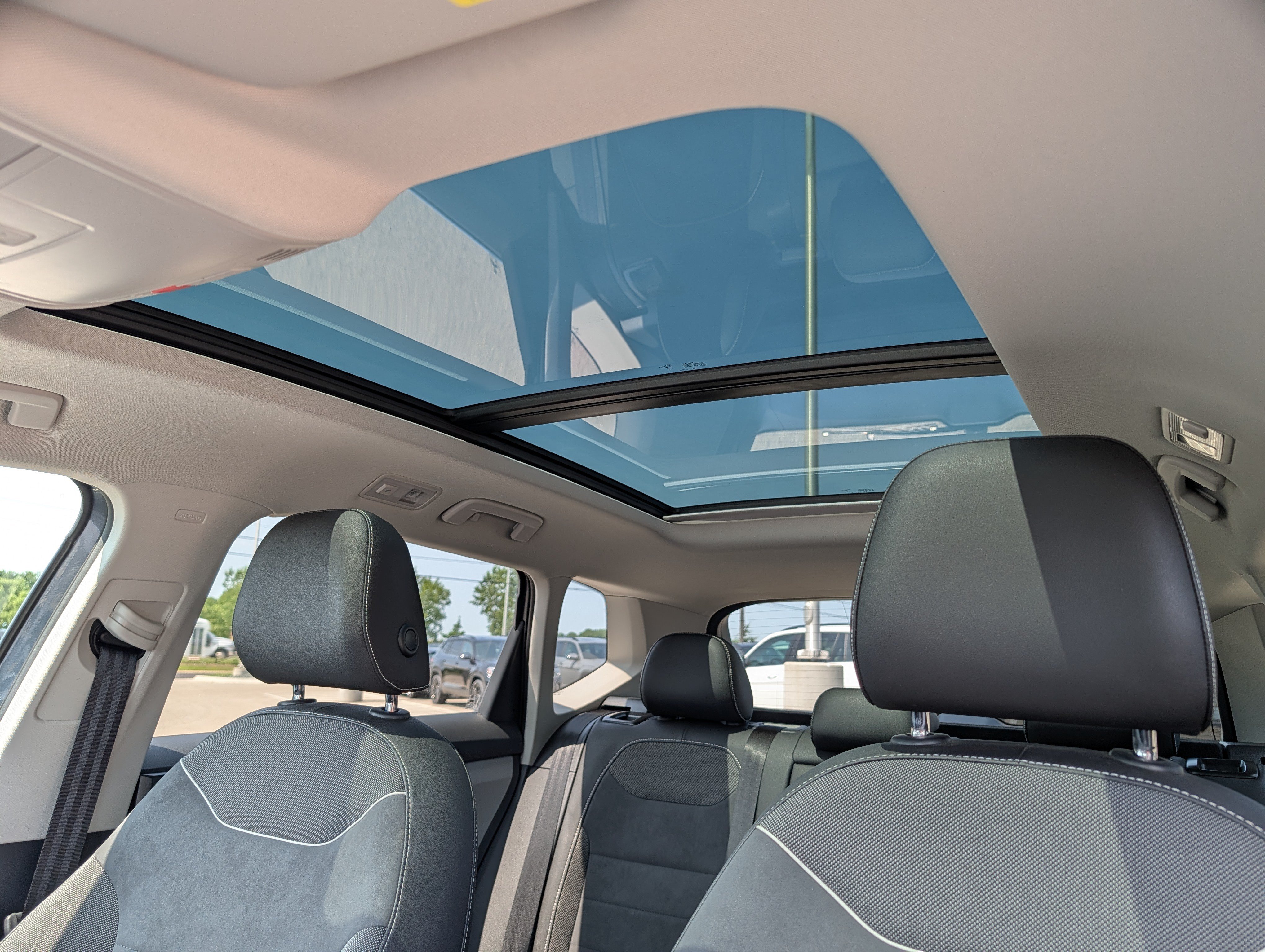 Used 2023 Volkswagen Taos SE w/ Panoramic Sunroof Package AWD/4WD image 20