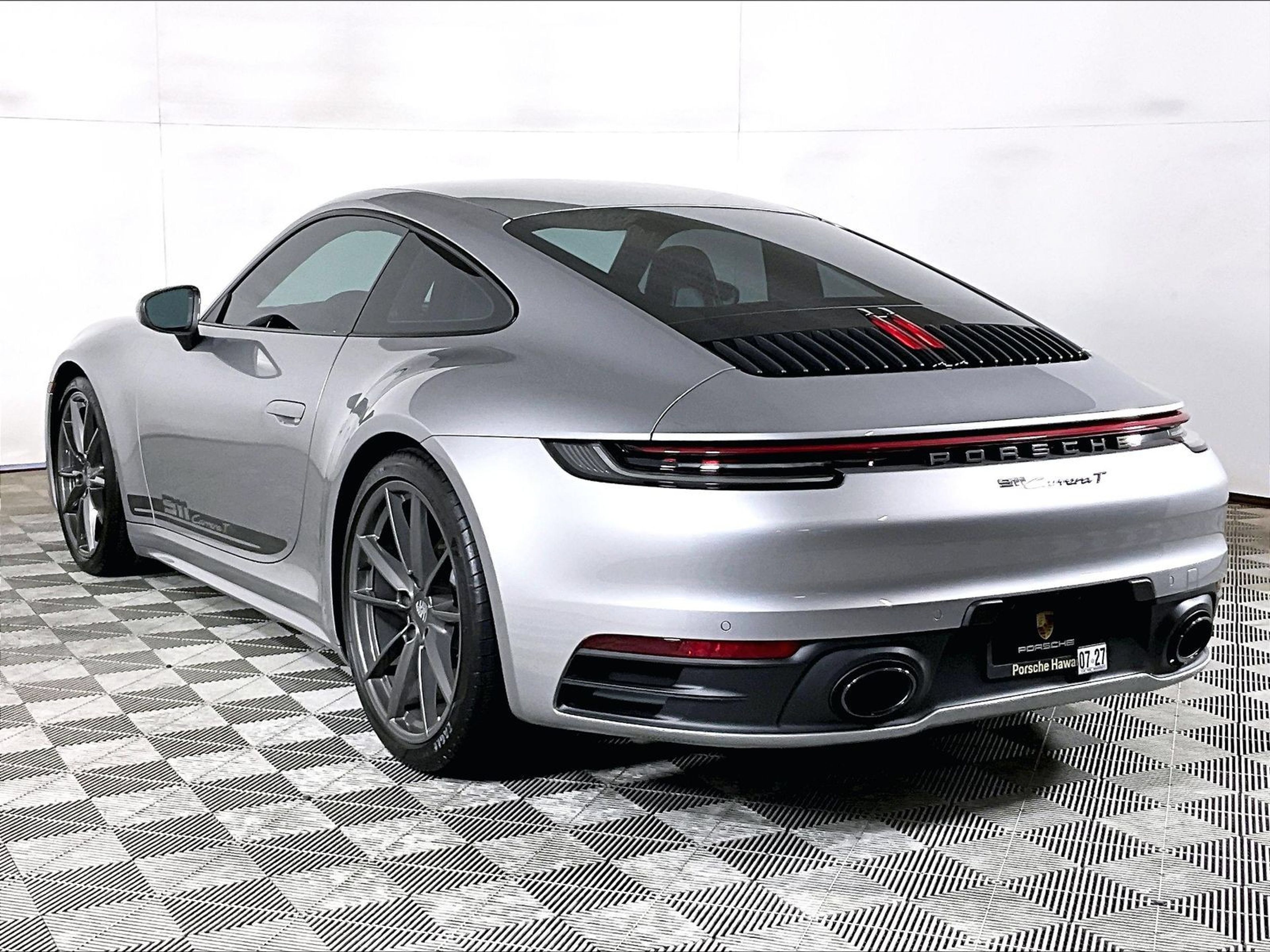 Certified 2024 Porsche 911 Carrera T RWD image 3