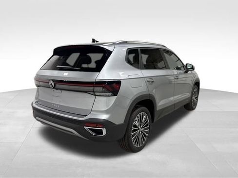 New 2026 Volkswagen Taos SE image 7