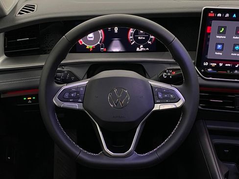 New 2025 Volkswagen Tiguan SE image 15