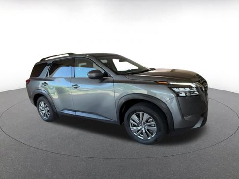 Used 2025 Nissan Pathfinder SV FWD image 2
