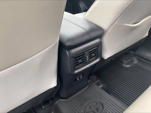 Used 2020 Toyota RAV4 XLE Premium FWD image 10