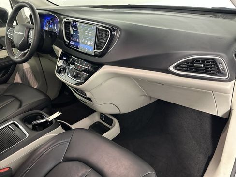 Used 2023 Chrysler Pacifica Touring-L FWD image 31