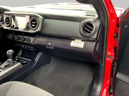 Used 2018 Toyota Tacoma TRD Sport w/ Technology Package RWD image 18