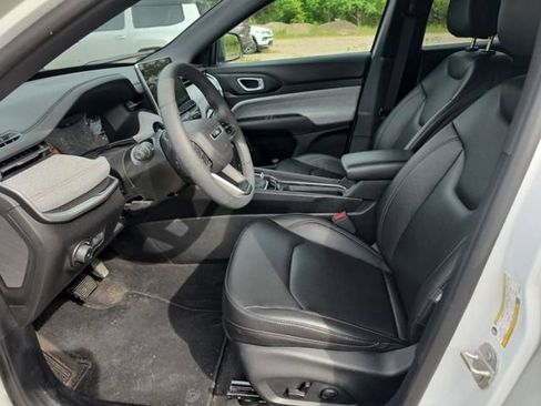 Used 2023 Jeep Compass Latitude AWD/4WD image 3