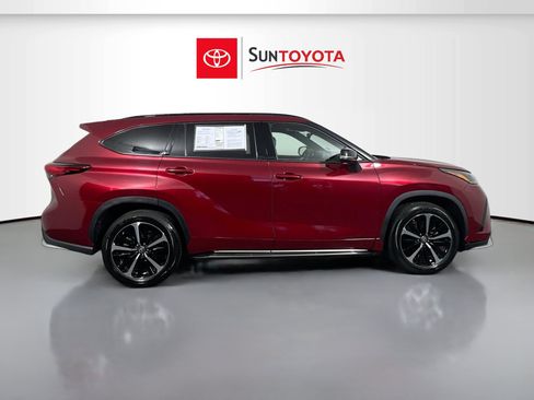 Used 2022 Toyota Highlander XSE image 2