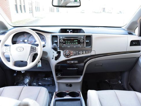 Used 2013 Toyota Sienna LE w/ Towing Pkg image 18