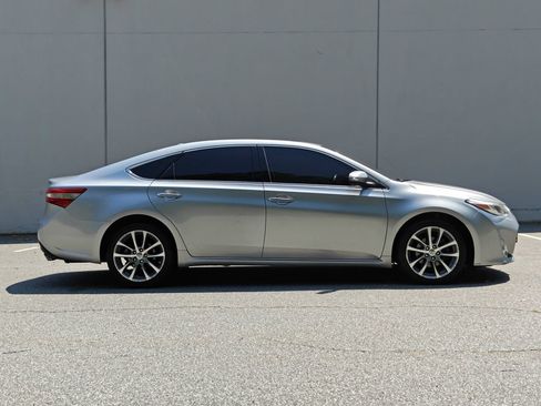 Used 2015 Toyota Avalon XLE Touring FWD image 4