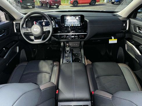 New 2025 Nissan Pathfinder Platinum image 30