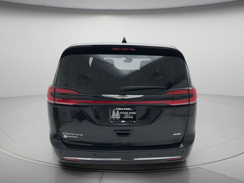 Used 2023 Chrysler Pacifica Touring-L AWD/4WD image 4