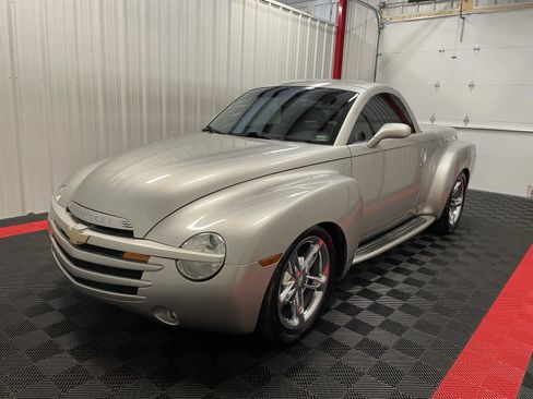 Used 2005 Chevrolet SSR w/ Preferred Equipment Group RWD image 5