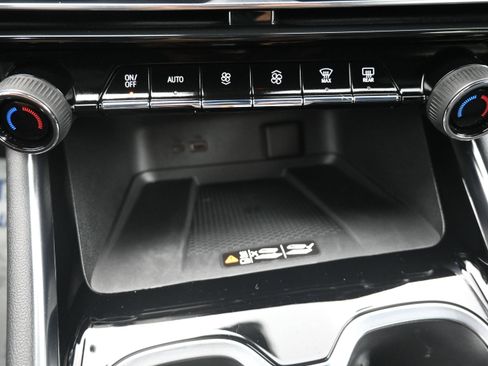 Used 2025 Chevrolet Traverse LT FWD image 16