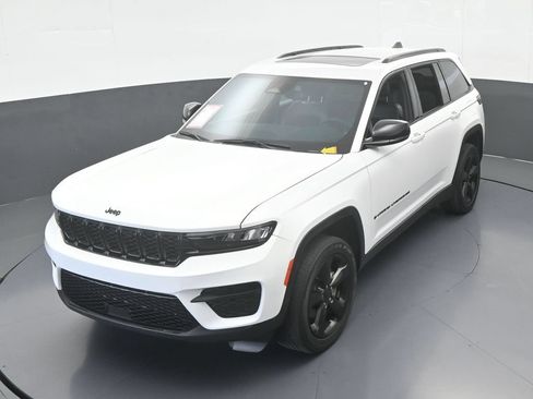 Used 2024 Jeep Grand Cherokee Altitude RWD image 44