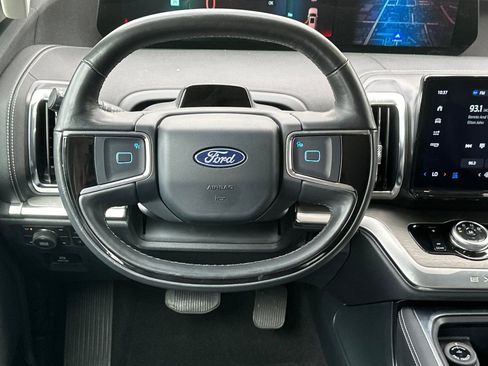 Used 2025 Ford Expedition Platinum AWD/4WD image 14