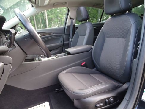Used 2019 Buick Regal Preferred w/ Driver Confidence Package I FWD image 3
