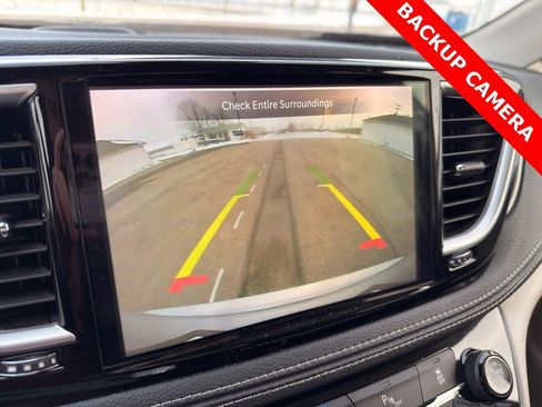 Used 2023 Chrysler Pacifica Touring-L image 4