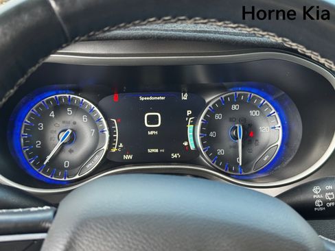 Used 2021 Chrysler Pacifica Touring-L w/ Uconnect Theater Family Group image 17