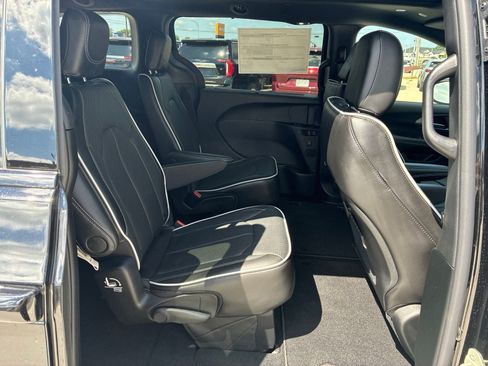 New 2027 Chrysler Pacifica Limited AWD/4WD image 24