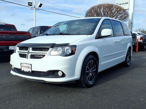 Used 2017 Dodge Grand Caravan GT image 3