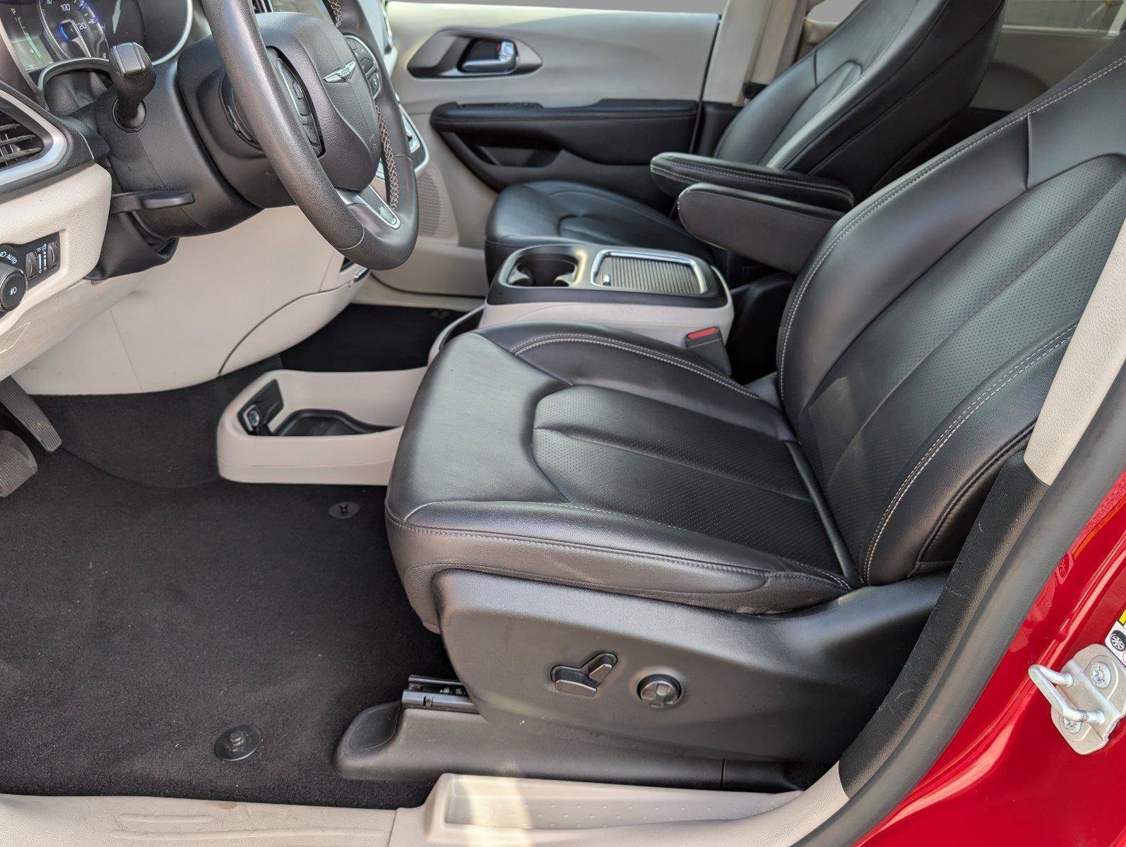 Used 2024 Chrysler Pacifica Touring-L FWD image 13
