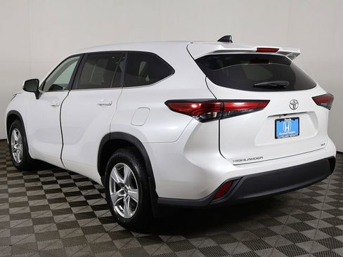 Used 2023 Toyota Highlander L AWD/4WD image 6