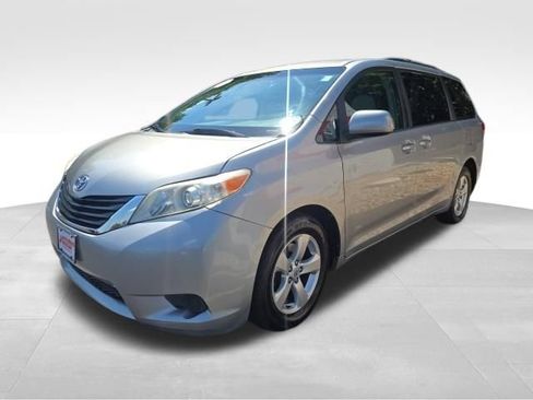 Used 2012 Toyota Sienna LE w/ Towing Pkg FWD image 8