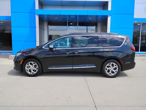 Used 2023 Chrysler Pacifica Limited image 29