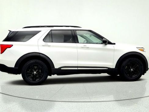 Used 2020 Ford Explorer XLT w/ Equipment Group 202A AWD/4WD image 4