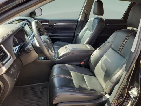 Used 2019 Toyota Highlander SE FWD image 9