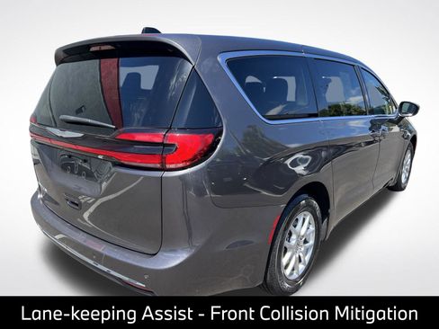 Used 2023 Chrysler Pacifica Touring-L FWD image 9
