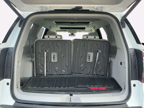 Used 2023 GMC Acadia SLT w/ Technology Package image 17