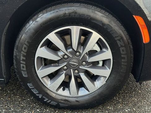 Used 2024 Chrysler Pacifica Select image 9