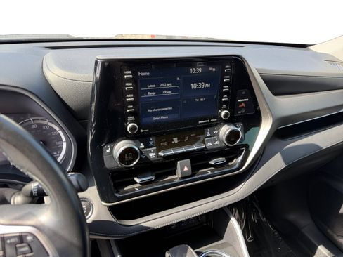 Used 2022 Toyota Highlander XLE AWD/4WD image 12