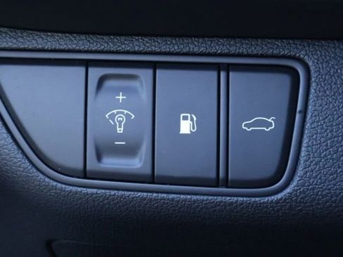 Used 2023 Genesis G70 2.0T image 6