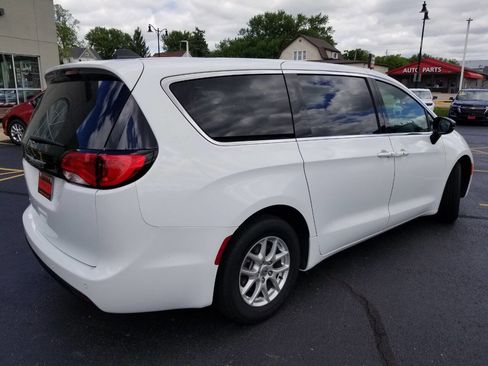 Used 2025 Chrysler Voyager LX FWD image 8