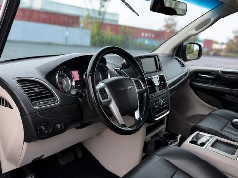 Used 2013 Chrysler Town & Country Touring FWD image 9