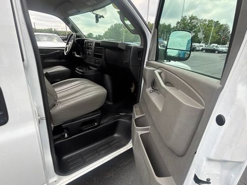Used 2018 Chevrolet Express 3500 Extended w/ Driver Convenience Package RWD image 9