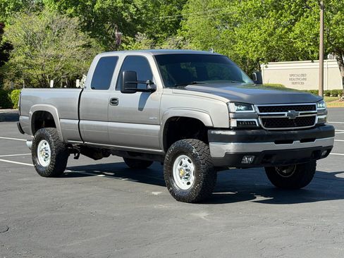 Used 2006 Chevrolet Silverado 2500 LT w/ Heavy-Duty Power Package RWD image 4