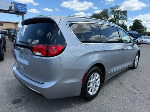 Used 2020 Chrysler Pacifica Touring-L FWD image 5